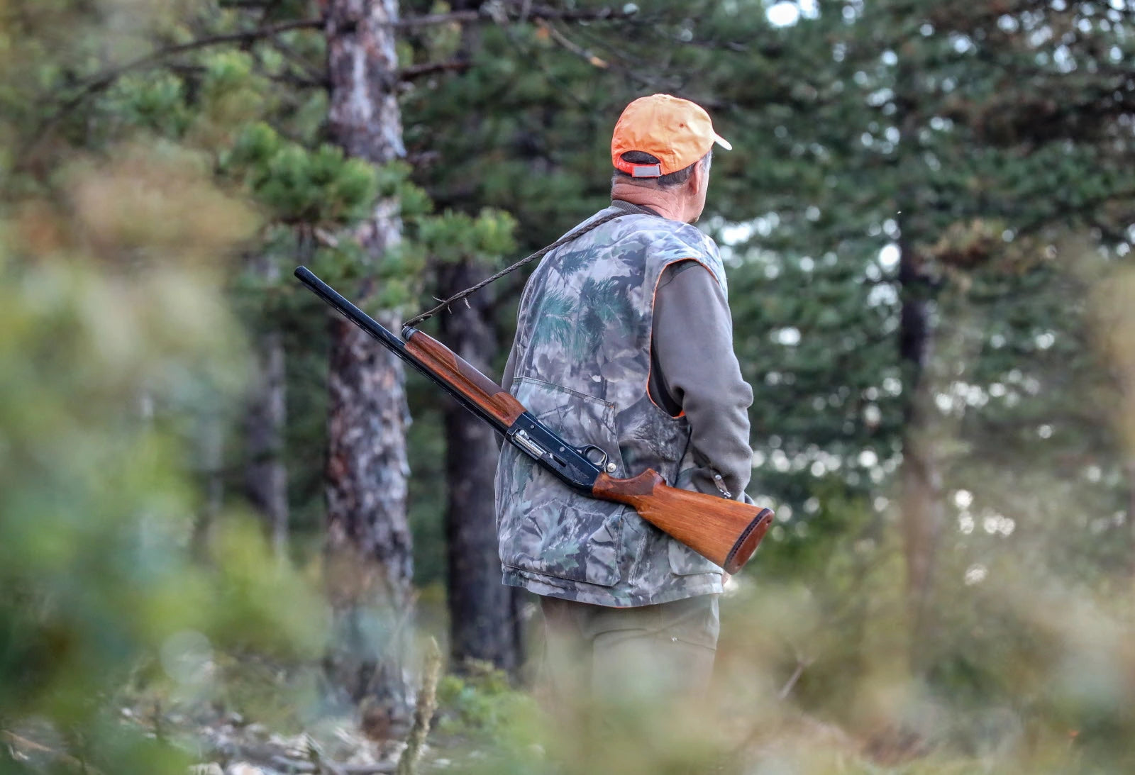 Charger la vidéo : Chasseur installant un mât en fibre de carbone dans un champ dégagé