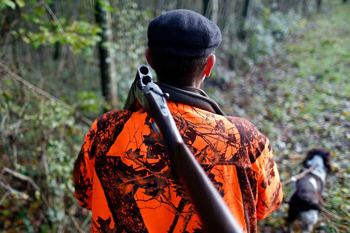 Chasseur installant un appareil mécanique LV Migration au lever du jour